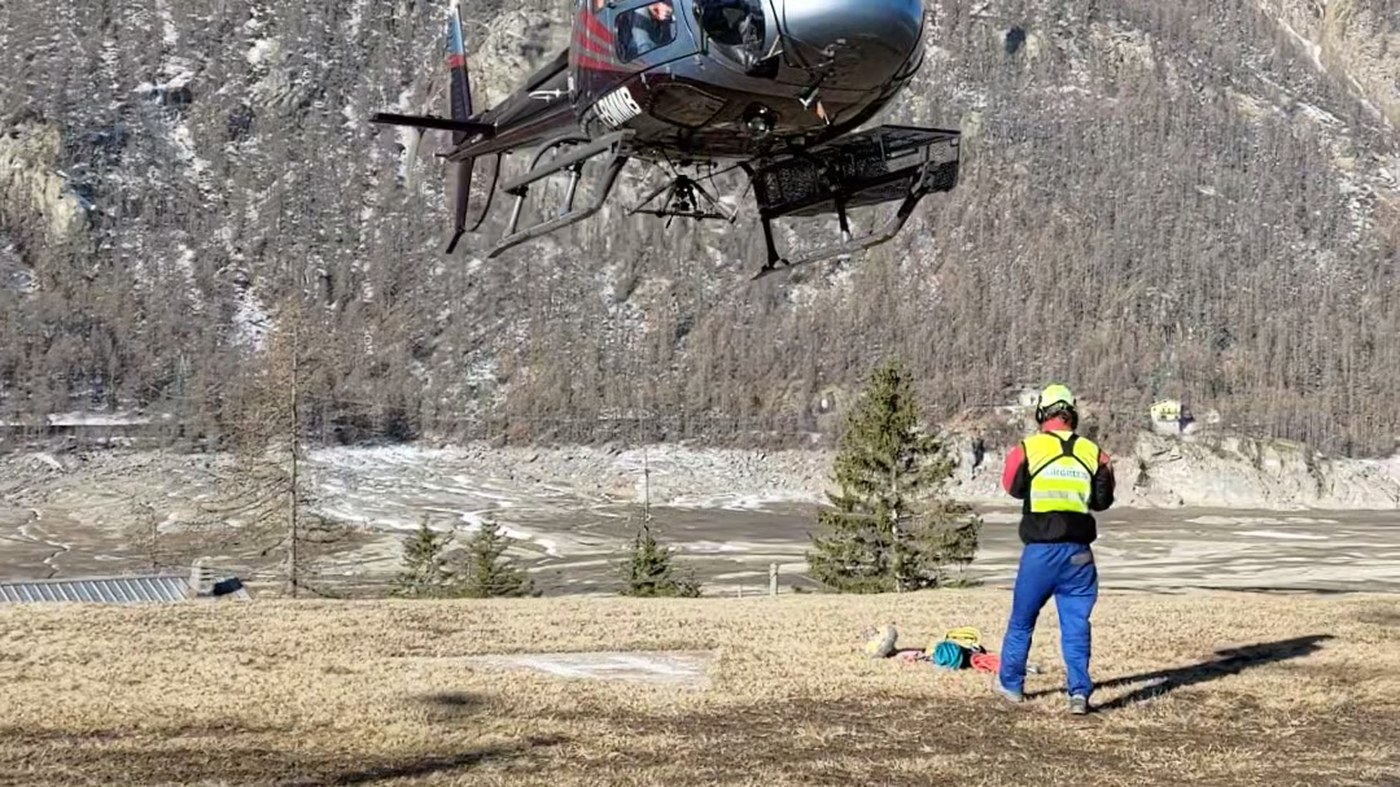 Trasporto in elicottero e posa – scatto 2
